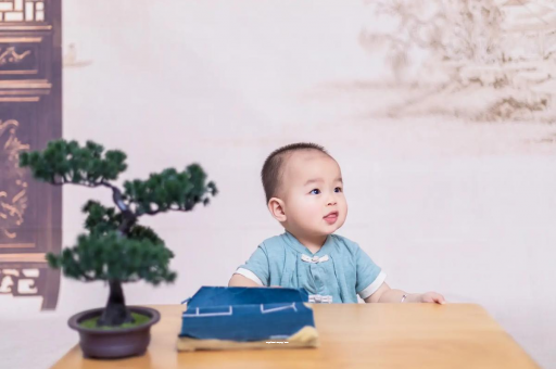 清徐怀孕肚子中间凹两边凸